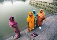 Kvinnor vid det heliga vattnet vid Gyllene Templet i Amritsar