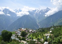 Magiska Kalpa med utsikt över Kinner Kailash