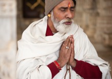 Bön i jaintempel i Palitana