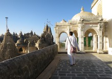 Utsikt från ett av många tempel i Palitana