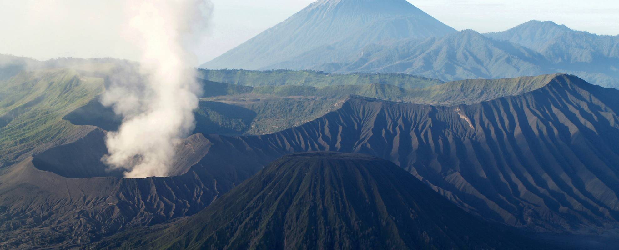 Du besöker flera mäktiga vulkaner under resan