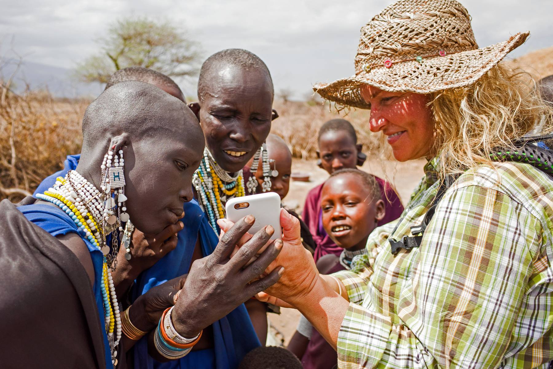 Mobilsamvaro vid boma i Massajland på Longido savannen