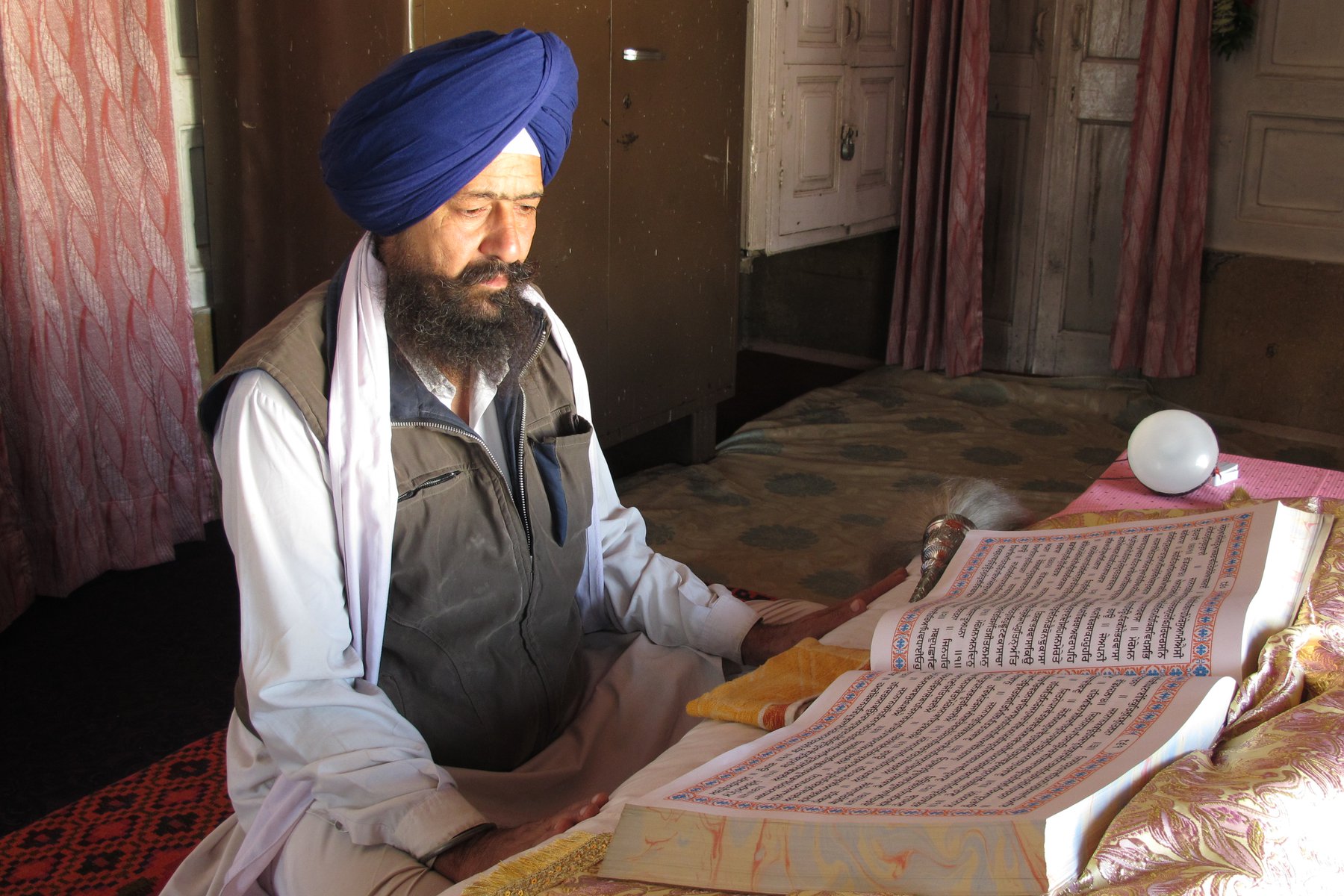 Sikh läser ur en helig skrift inne i Gyllene templet
