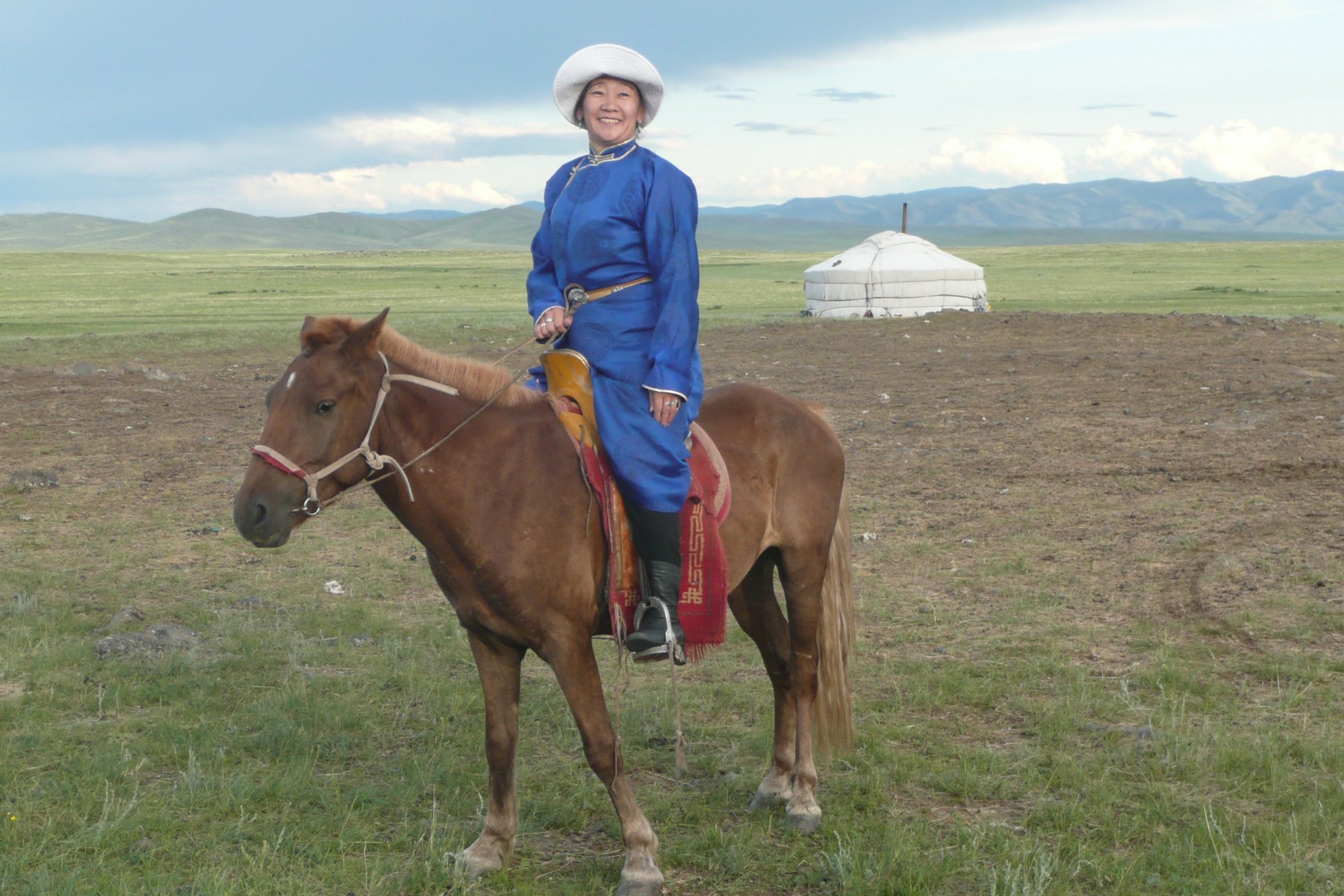Mongolisk kvinna till häst