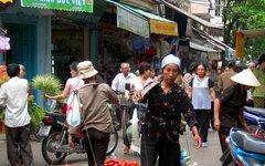 På väg till marknad i Hanoi