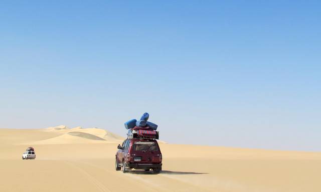 I dalarna mellan sanddynerna är det lätt att köra på den jämna sanden