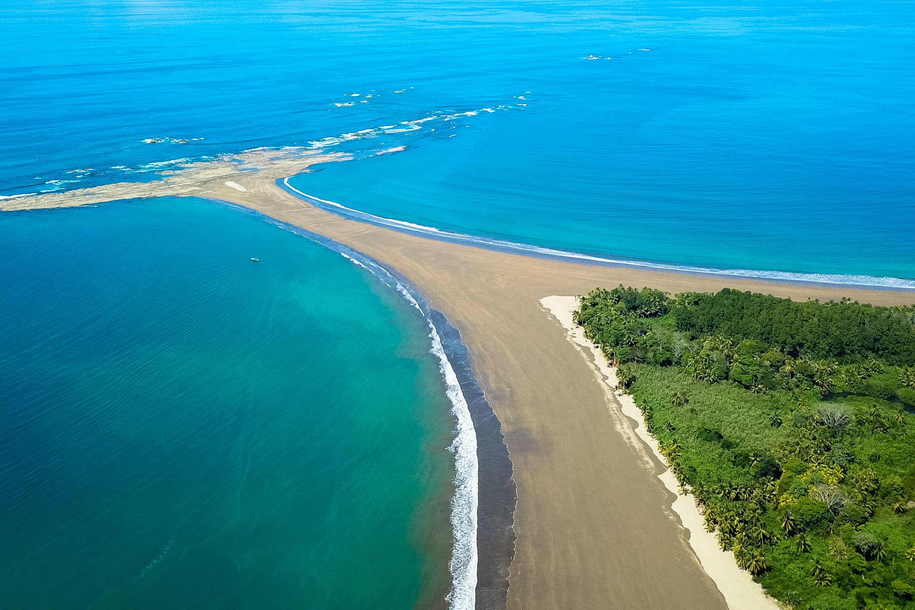 Under resan genom Costa Rica bor du vid stranden som ser ut som en valfena