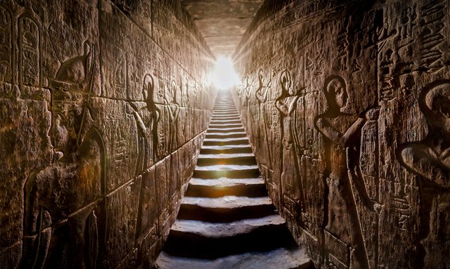 Du studerar hieroglyfer vid det mäktiga templet vid Edfu