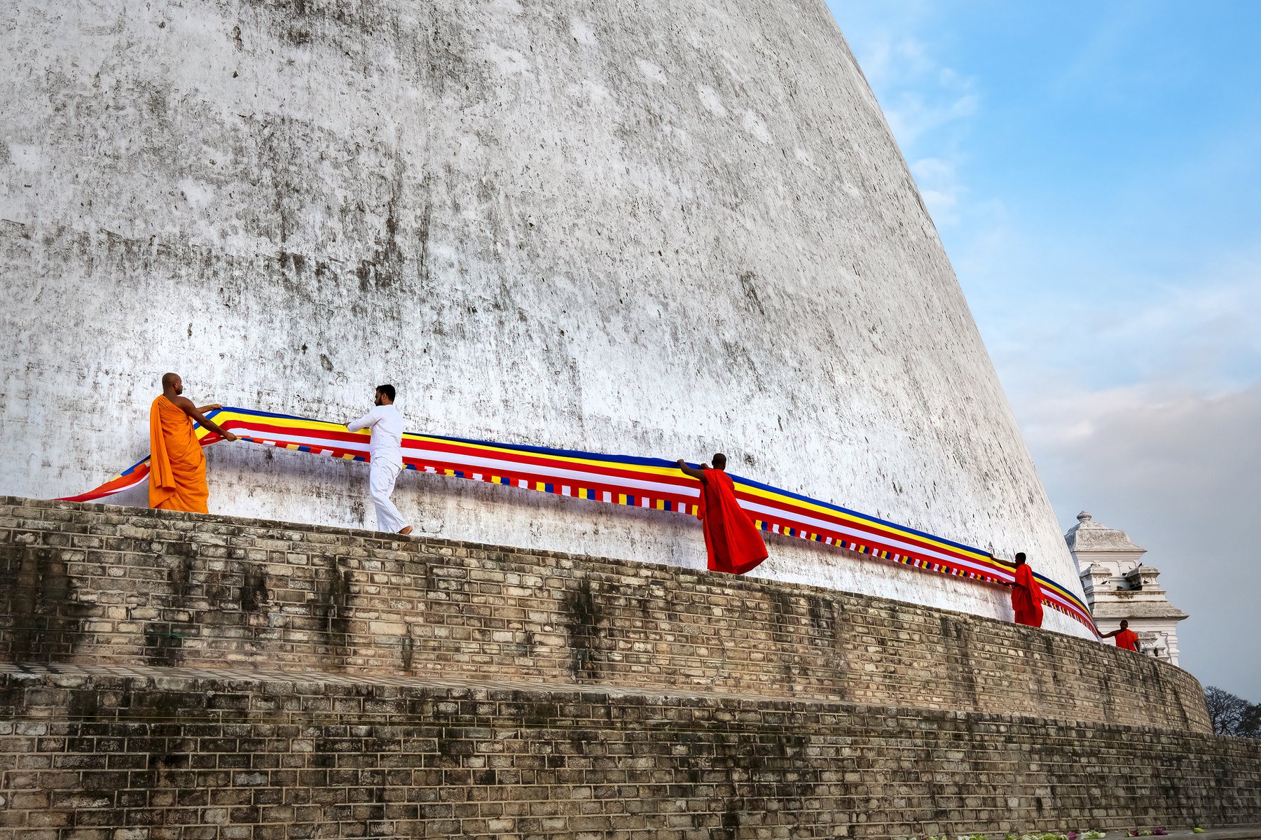 Munkar vid en gigantisk stupa i centrala Sri Lanka