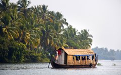 Du åker båt på sjöar och kanaler i magiska Backwaters