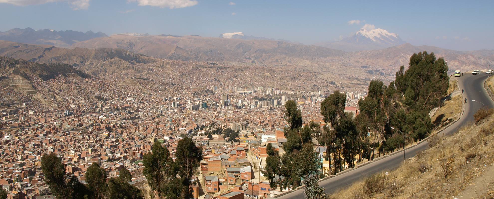 La Paz från vägen mellan flygplatsen och centrum. I bakgrunden berget Illimani.