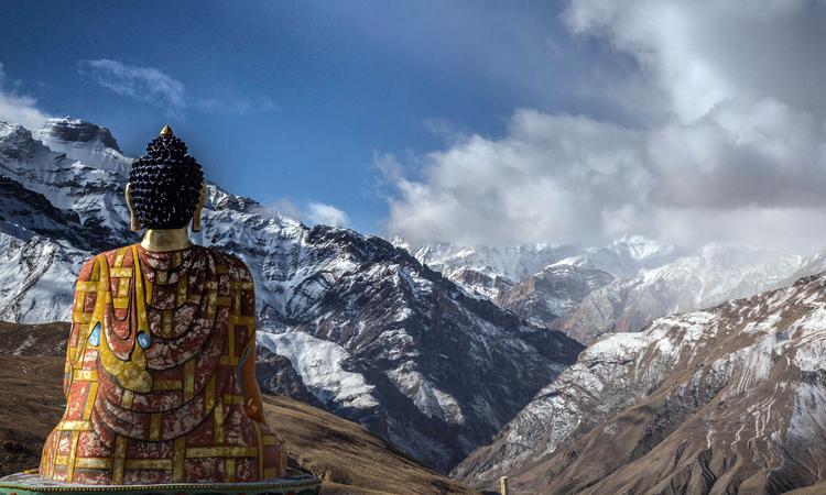 Buddhastatyn i byn Langza vandrar du förbi