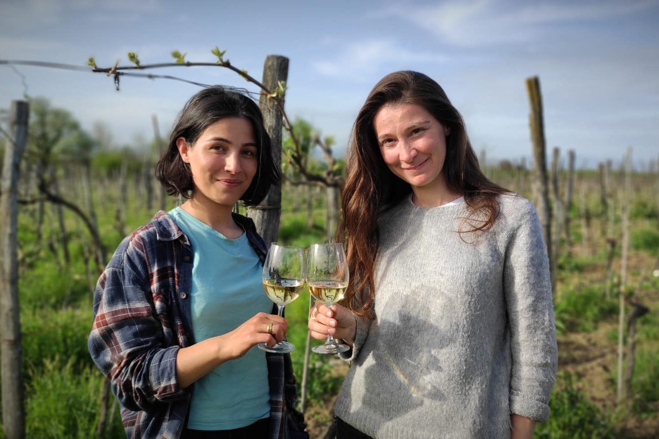 Du besöker en ekologisk vingård som drivs av två systrar