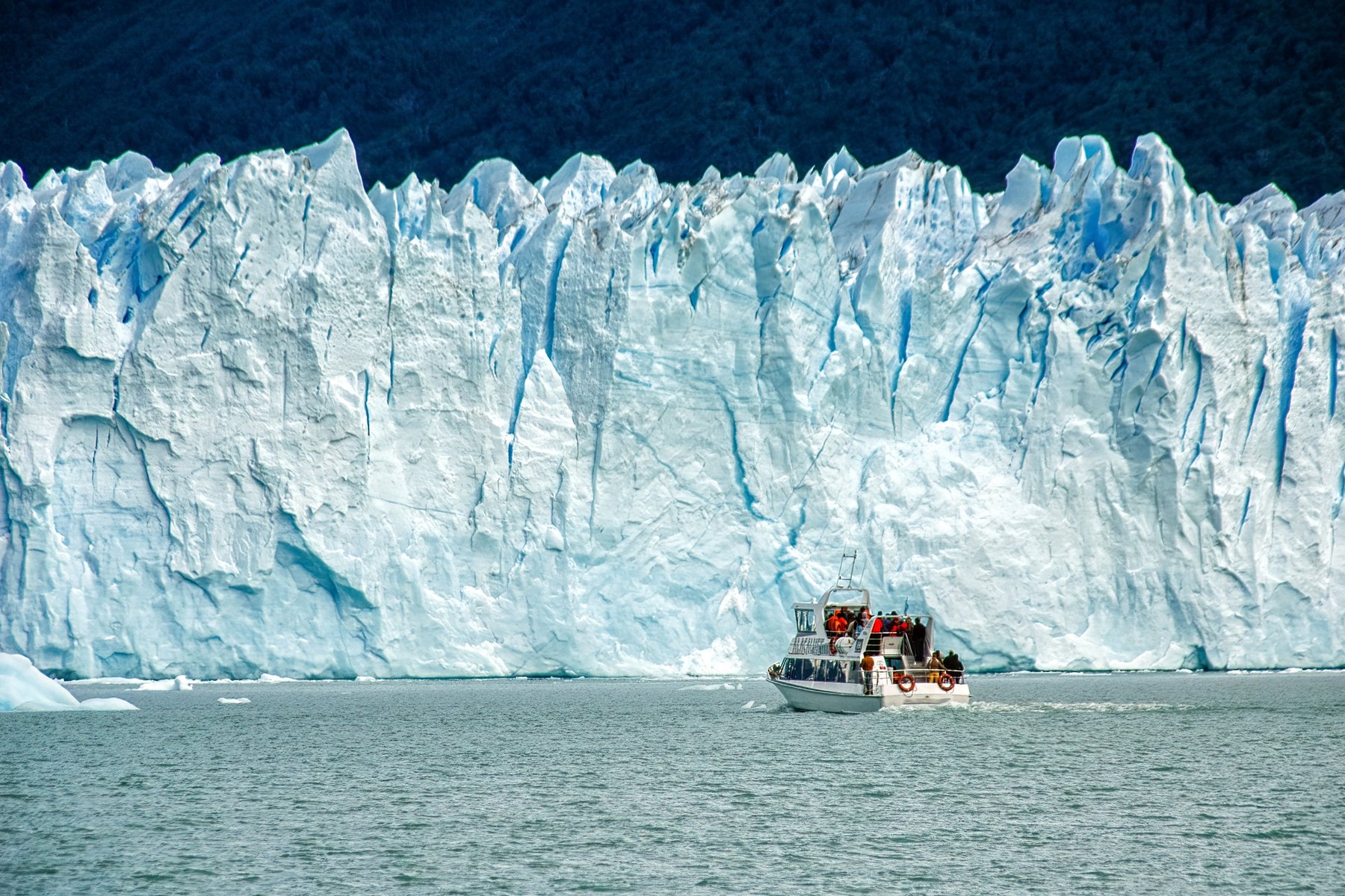 Du åker båt vid den väldiga glaciären Perito Moreno