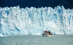 Du åker båt vid den väldiga glaciären Perito Moreno