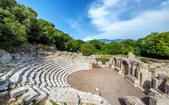 Du besöker romerska ruiner vid nationalparken Butrint