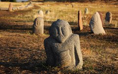 Balbals eller forntida stenskulpturer nära Buranatornet i Kirgizistan
