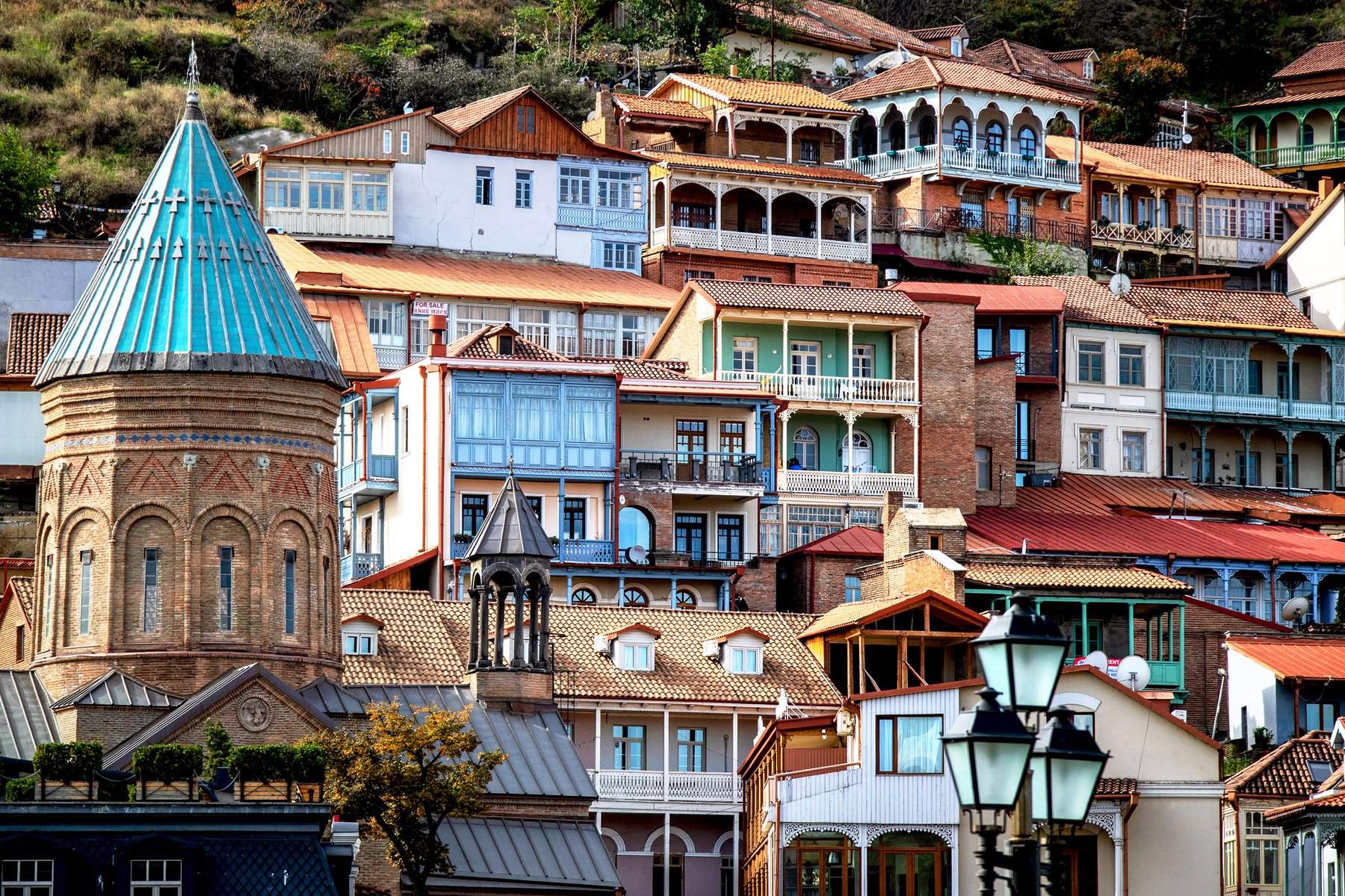 Färggranna trähus i Tbilisis gamla stadsdel