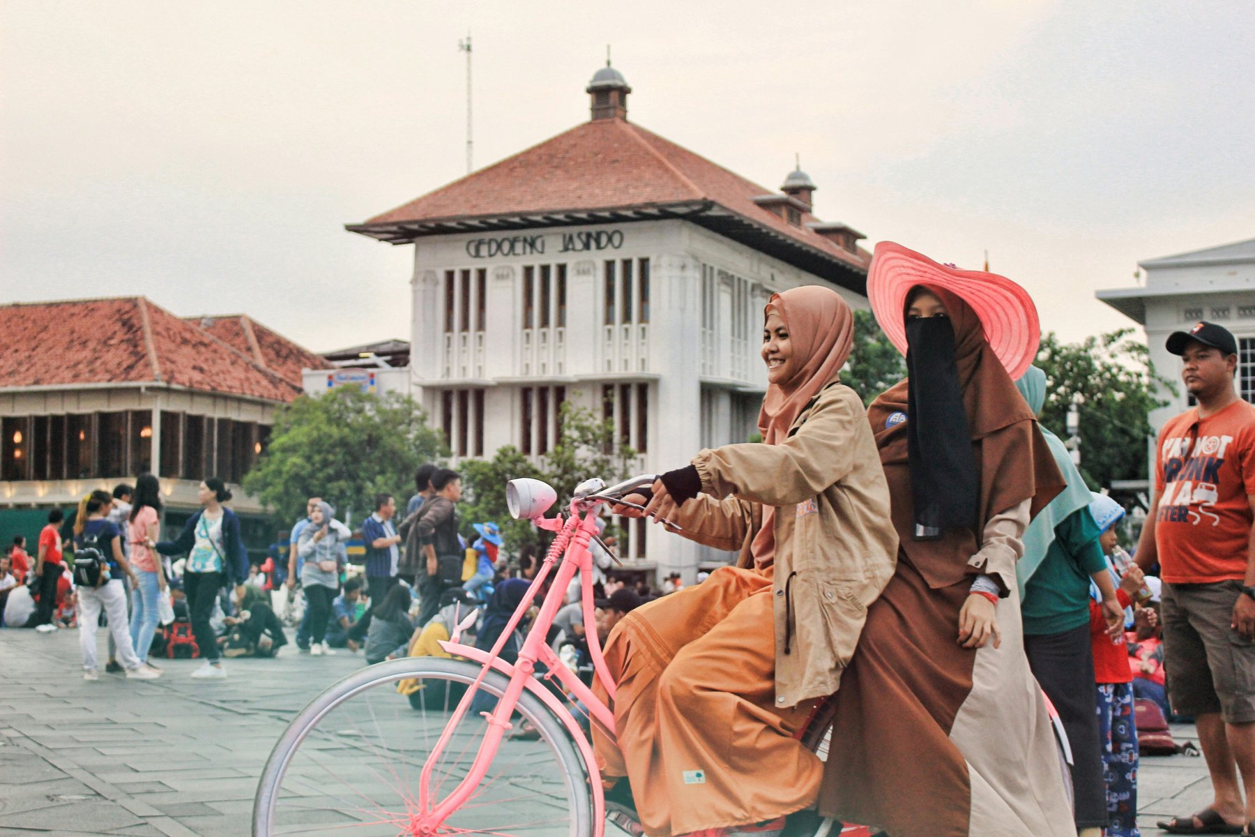 Resan inleds i Jakarta. Du besöker Kota Tua, stadens gamla stadskärna