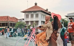 Resan inleds i Jakarta. Du besöker Kota Tua, stadens gamla stadskärna