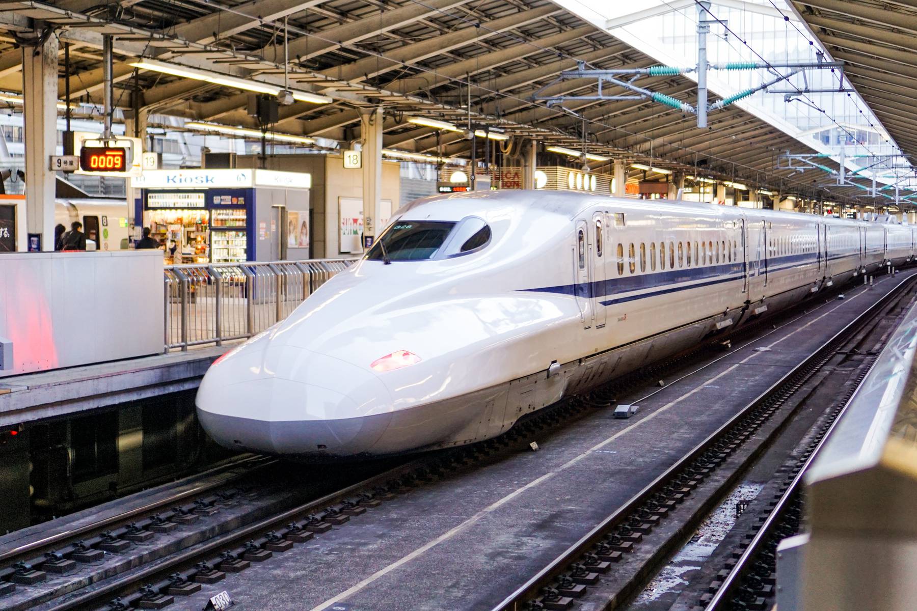 Shinkansen-tåget susar fram längs de japanska rälsen, en symbol för snabbhet och innovation i hjärtat av Japan