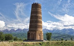 Det mäktiga Buranatornet besöker under vistelsen i Kirgizistan