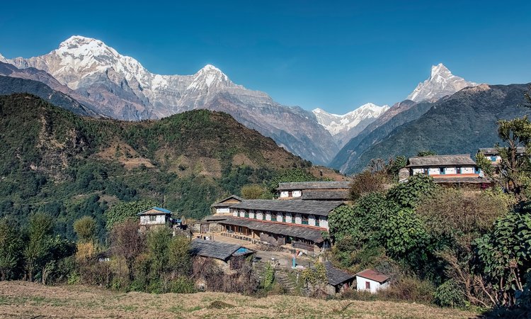 Bergsbyn Ghandruk med Anapurnamssivet i bakgrunden