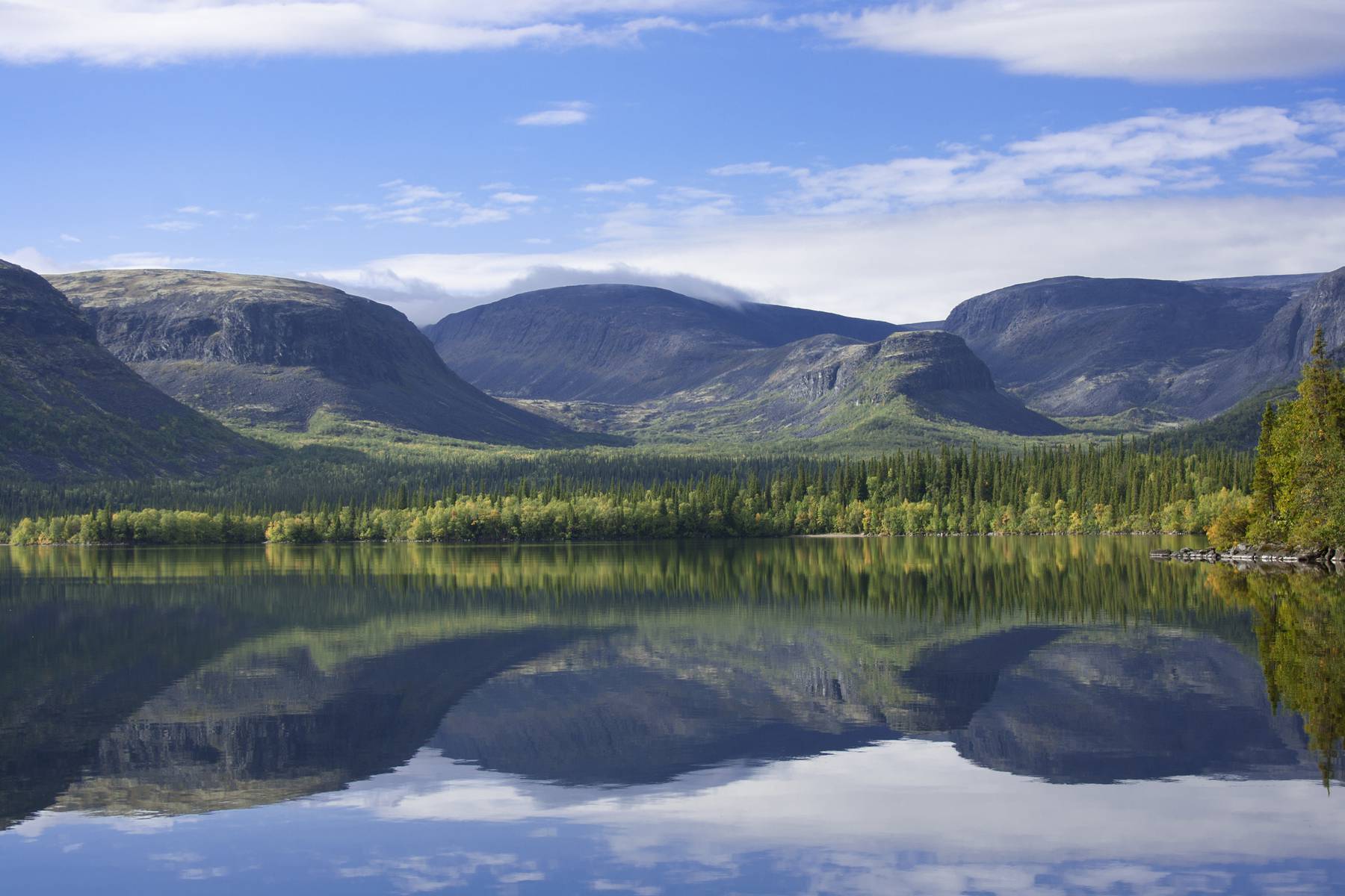 Den fantastiska sjön Seidozero i den samiska delen av Ryssland