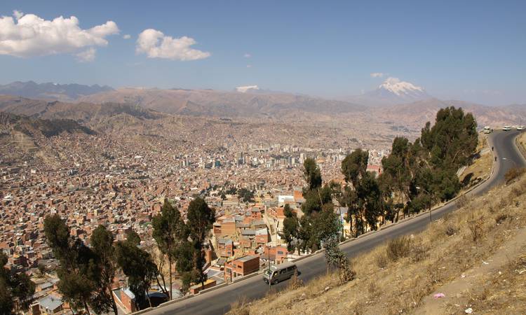 La Paz från vägen mellan flygplatsen och centrum. I bakgrunden berget Illimani.